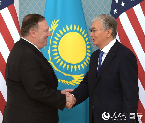 哈萨克斯坦总统托卡耶夫（右）在总统府会见到访的美国国务卿蓬佩奥（哈总统府供图）